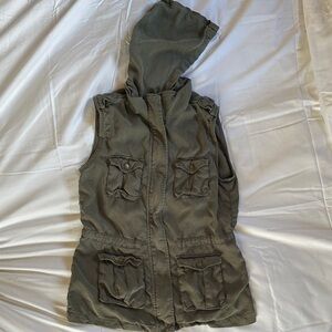 Tinsel Kids Hooded Vest in Olive